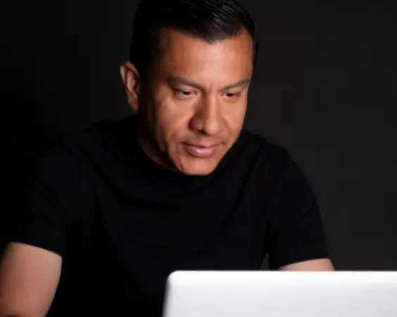 Alberto Novo consultor SEO trabajando en laptop analizando estrategia digital y posicionamiento web